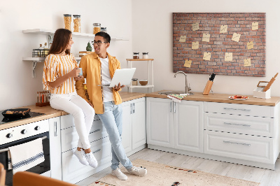 Prikbord met print van een bakstenen muur in warme tinten