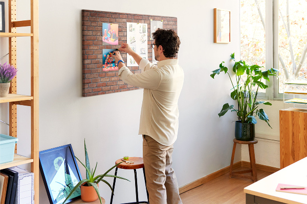 Prikbord met print van een bakstenen muur in warme tinten