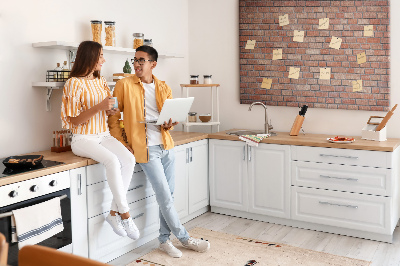 Prikbord met print van een bakstenen muur in warme tinten