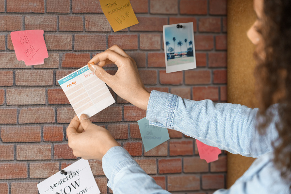 Prikbord met print van een bakstenen muur in warme tinten
