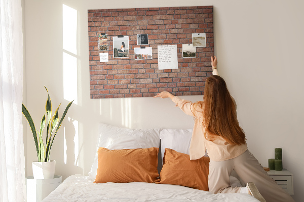 Prikbord met print van een bakstenen muur in warme tinten