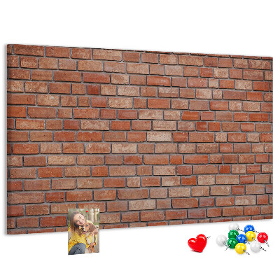 Prikbord met print van een bakstenen muur in warme tinten