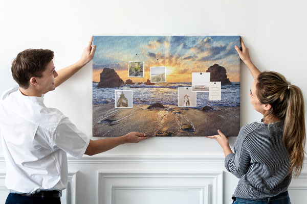 Kurkbord met afbeelding van een zonsondergang boven de kalme zee