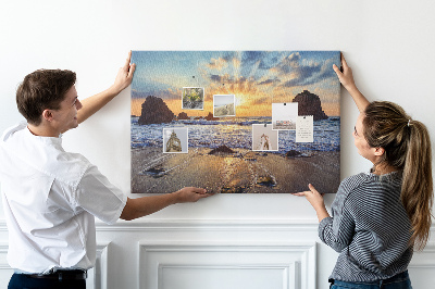 Kurkbord met afbeelding van een zonsondergang boven de kalme zee