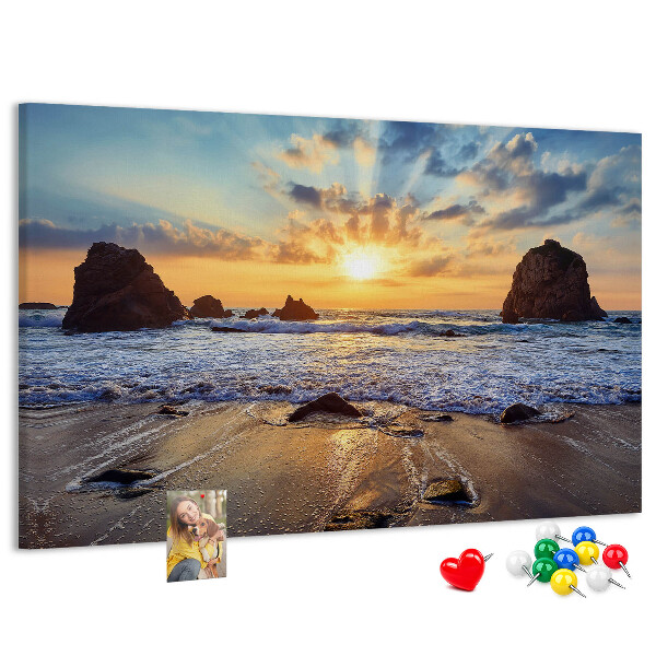 Kurkbord met afbeelding van een zonsondergang boven de kalme zee