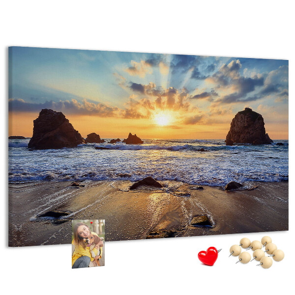 Kurkbord met afbeelding van een zonsondergang boven de kalme zee
