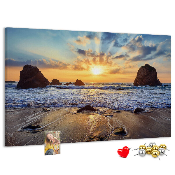 Kurkbord met afbeelding van een zonsondergang boven de kalme zee