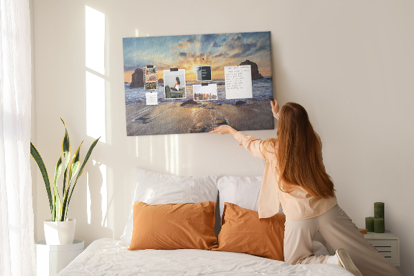 Kurkbord met afbeelding van een zonsondergang boven de kalme zee