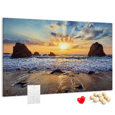 Kurkbord met afbeelding van een zonsondergang boven de kalme zee