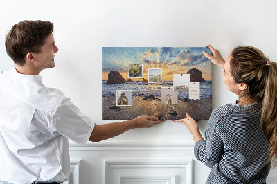 Kurkbord met afbeelding van een zonsondergang boven de kalme zee