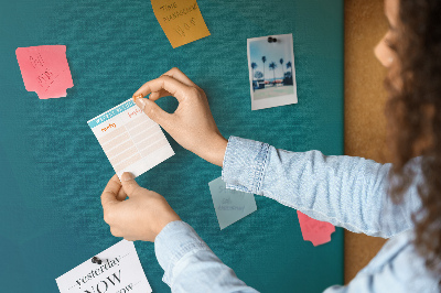 Kurk prikbord met geometrische vormen in blauwe tinten