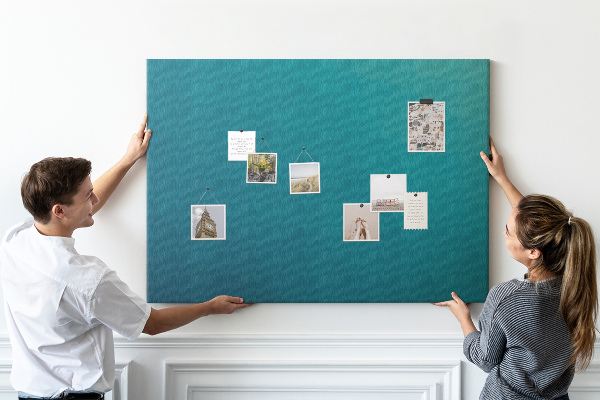 Kurk prikbord met geometrische vormen in blauwe tinten