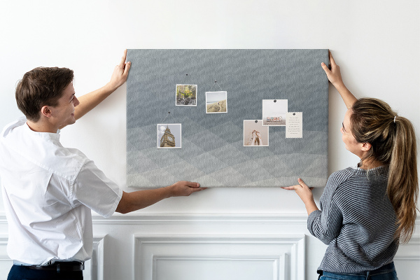 Kurkbord met geometrische driehoeken in grijstinten