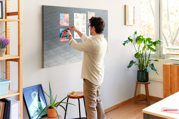 Kurkbord met geometrische driehoeken in grijstinten