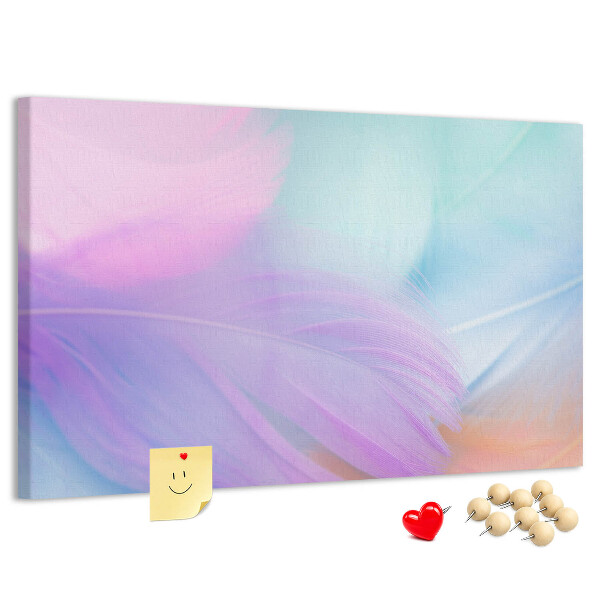 Kurken prikbord met fijne veertjes in pasteltinten