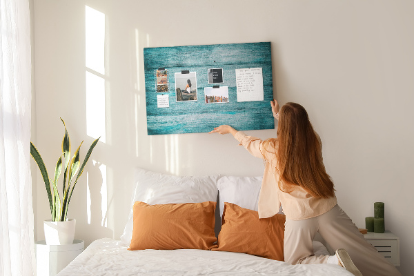 Kurkbord met achtergrond van groene en blauwe houten planken