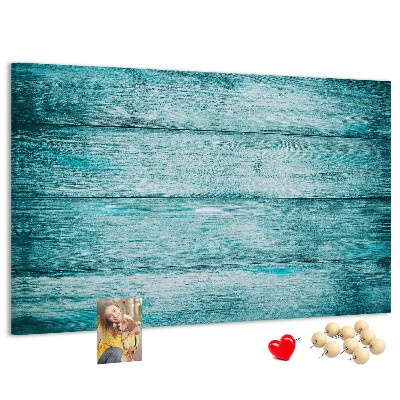 Kurkbord met achtergrond van groene en blauwe houten planken