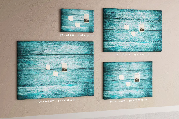 Kurkbord met achtergrond van groene en blauwe houten planken