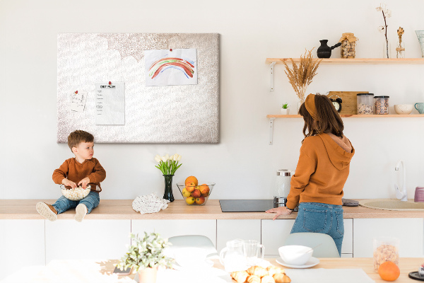 Prikbord met een verfijnd mandala-patroon op een lichte achtergrond