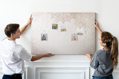 Prikbord met een verfijnd mandala-patroon op een lichte achtergrond