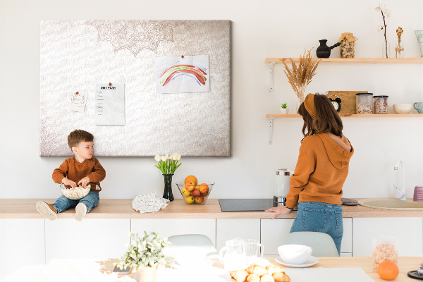 Prikbord met een verfijnd mandala-patroon op een lichte achtergrond