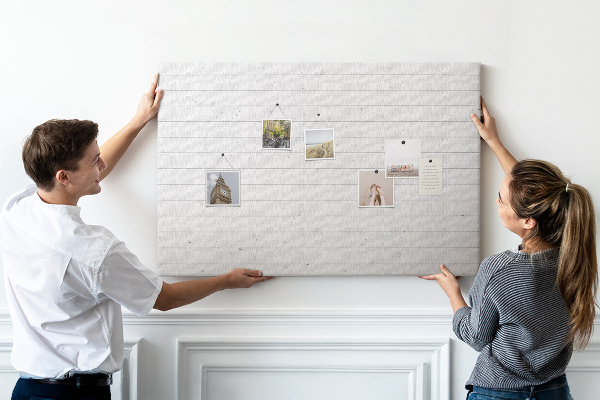 Kurk prikbord met witte houtlook