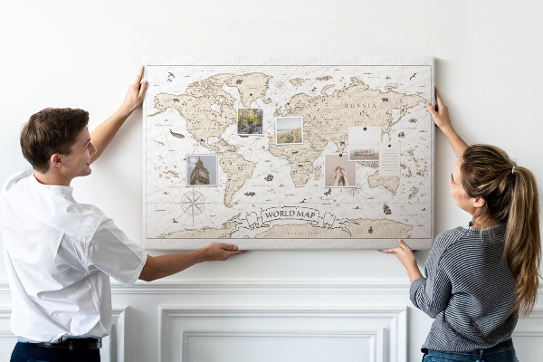 Kurkbord met een kaart van de oude wereld en geografische details