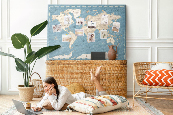 Prikbord oude wereldkaart met een delicate achtergrond