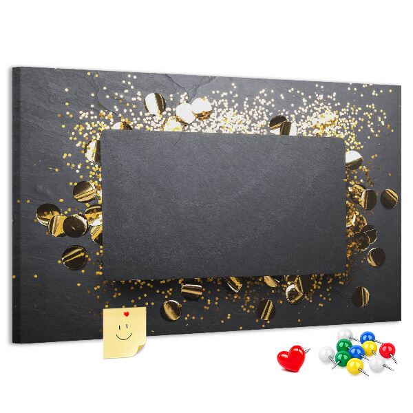 Kurk prikbord met gouden confetti op een zwarte achtergrond