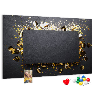 Kurk prikbord met gouden confetti op een zwarte achtergrond