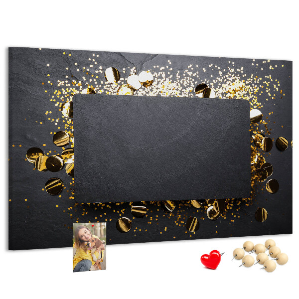 Kurk prikbord met gouden confetti op een zwarte achtergrond