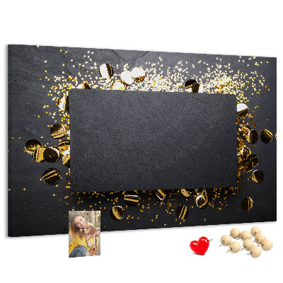 Kurk prikbord met gouden confetti op een zwarte achtergrond