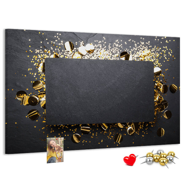 Kurk prikbord met gouden confetti op een zwarte achtergrond