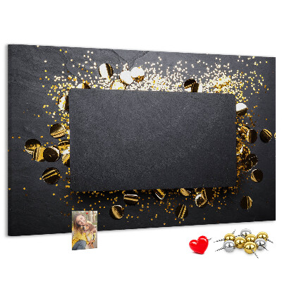 Kurk prikbord met gouden confetti op een zwarte achtergrond