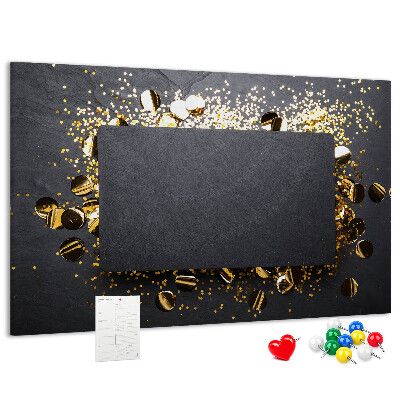 Kurk prikbord met gouden confetti op een zwarte achtergrond