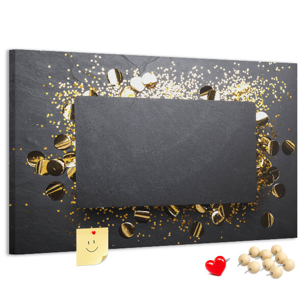 Kurk prikbord met gouden confetti op een zwarte achtergrond