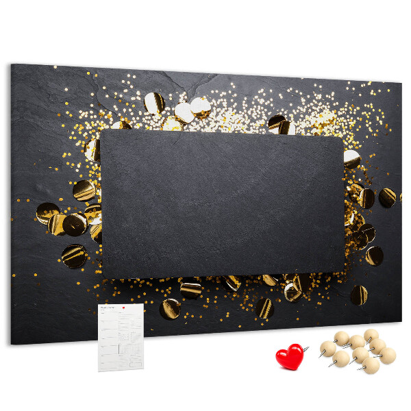 Kurk prikbord met gouden confetti op een zwarte achtergrond