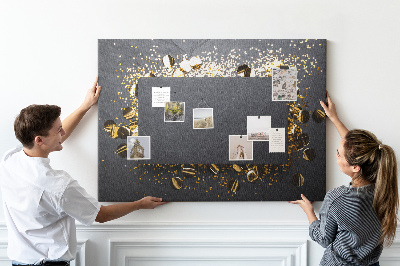 Kurk prikbord met gouden confetti op een zwarte achtergrond