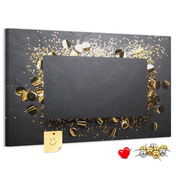 Kurk prikbord met gouden confetti op een zwarte achtergrond