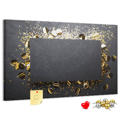 Kurk prikbord met gouden confetti op een zwarte achtergrond