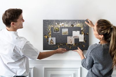 Kurk prikbord met gouden confetti op een zwarte achtergrond