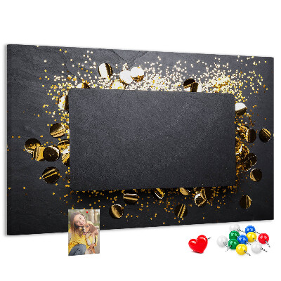 Kurk prikbord met gouden confetti op een zwarte achtergrond