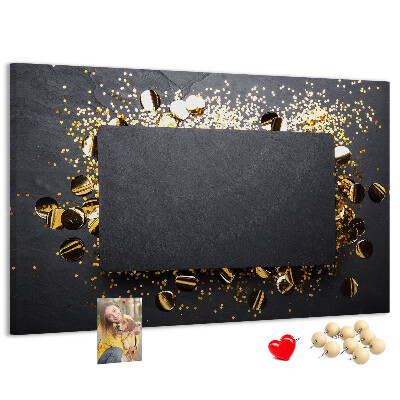 Kurk prikbord met gouden confetti op een zwarte achtergrond