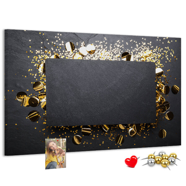 Kurk prikbord met gouden confetti op een zwarte achtergrond