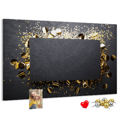 Kurk prikbord met gouden confetti op een zwarte achtergrond