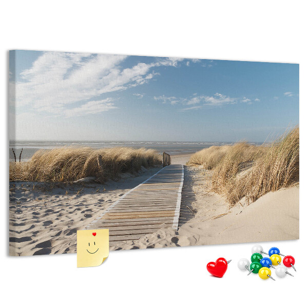 met een afbeelding van een wandeling over het strand in de zomerzon