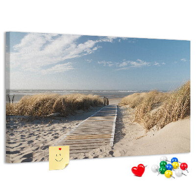 Prikbord met een afbeelding van een wandeling over het strand in de zomerzon