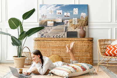 Prikbord met een afbeelding van een wandeling over het strand in de zomerzon