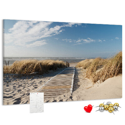Prikbord met een afbeelding van een wandeling over het strand in de zomerzon