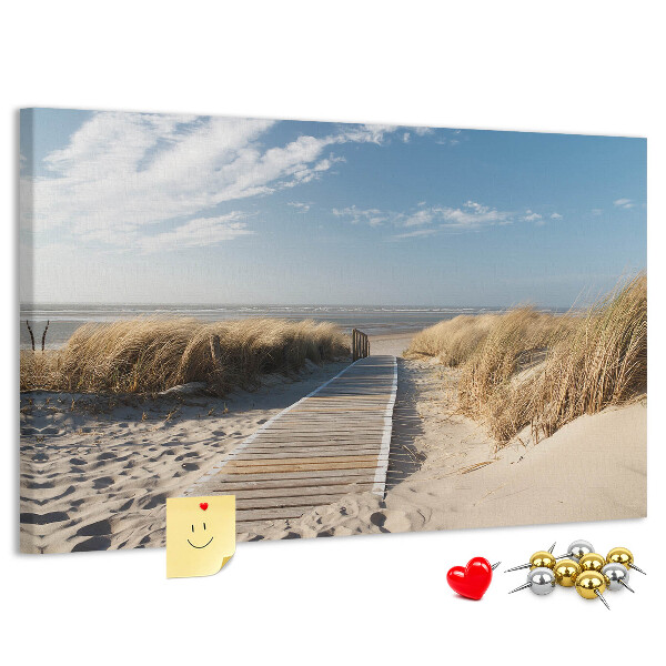 Prikbord met een afbeelding van een wandeling over het strand in de zomerzon